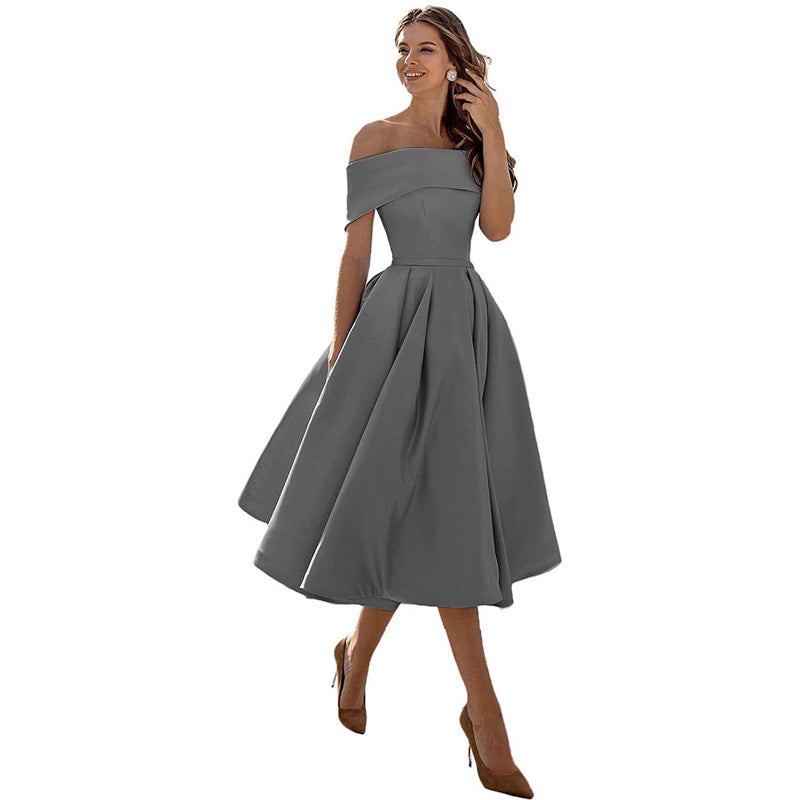 Trägerloses Partykleid aus fließendem Stoff, modisch und festlich für Damen.