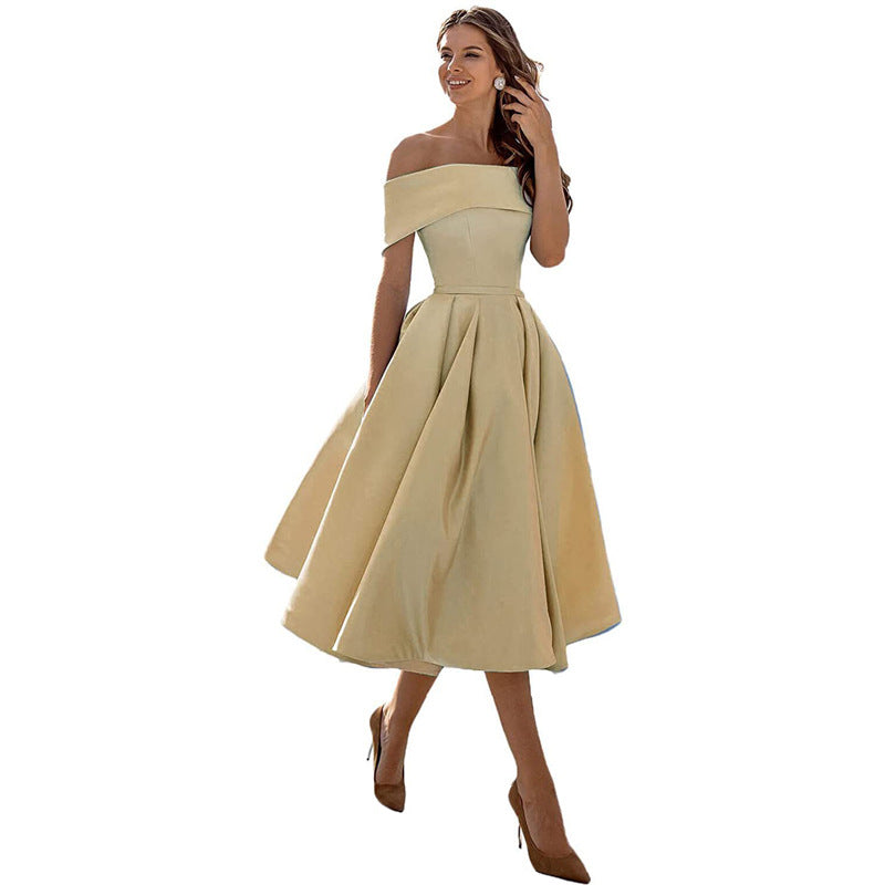 Elegantes trägerloses Damenkleid in Marineblau, perfekt für einen stilvollen Auftritt.
