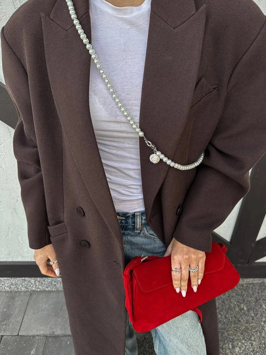 Hochwertiger, doppelreihiger Damen Trenchcoat in Braun, übergroß. Eleganter langer Herbst-Winter-Mantel.