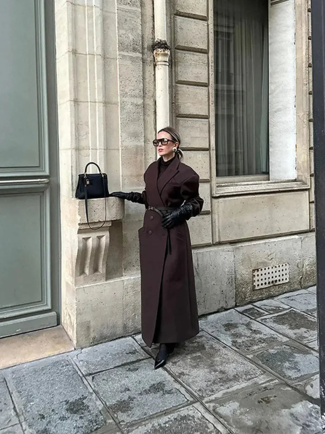 Damenmode: Übergroßer, doppelreihiger, brauner Trenchcoat. Eleganter langer Mantel im klassischen Stil.