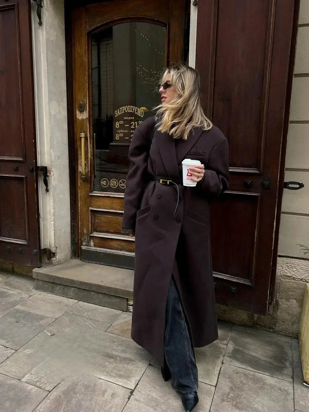 Eleganter, brauner Damen Trenchcoat im klassischen Stil, doppelreihig. Perfekte übergroße Oberbekleidung.