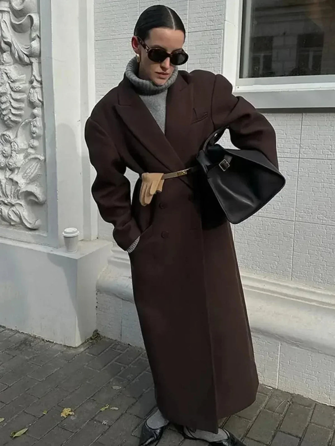 Langer, doppelreihiger Damen Trenchcoat in Braun, übergroß. Ideal als stilvolle Herbst- und Winterjacke.