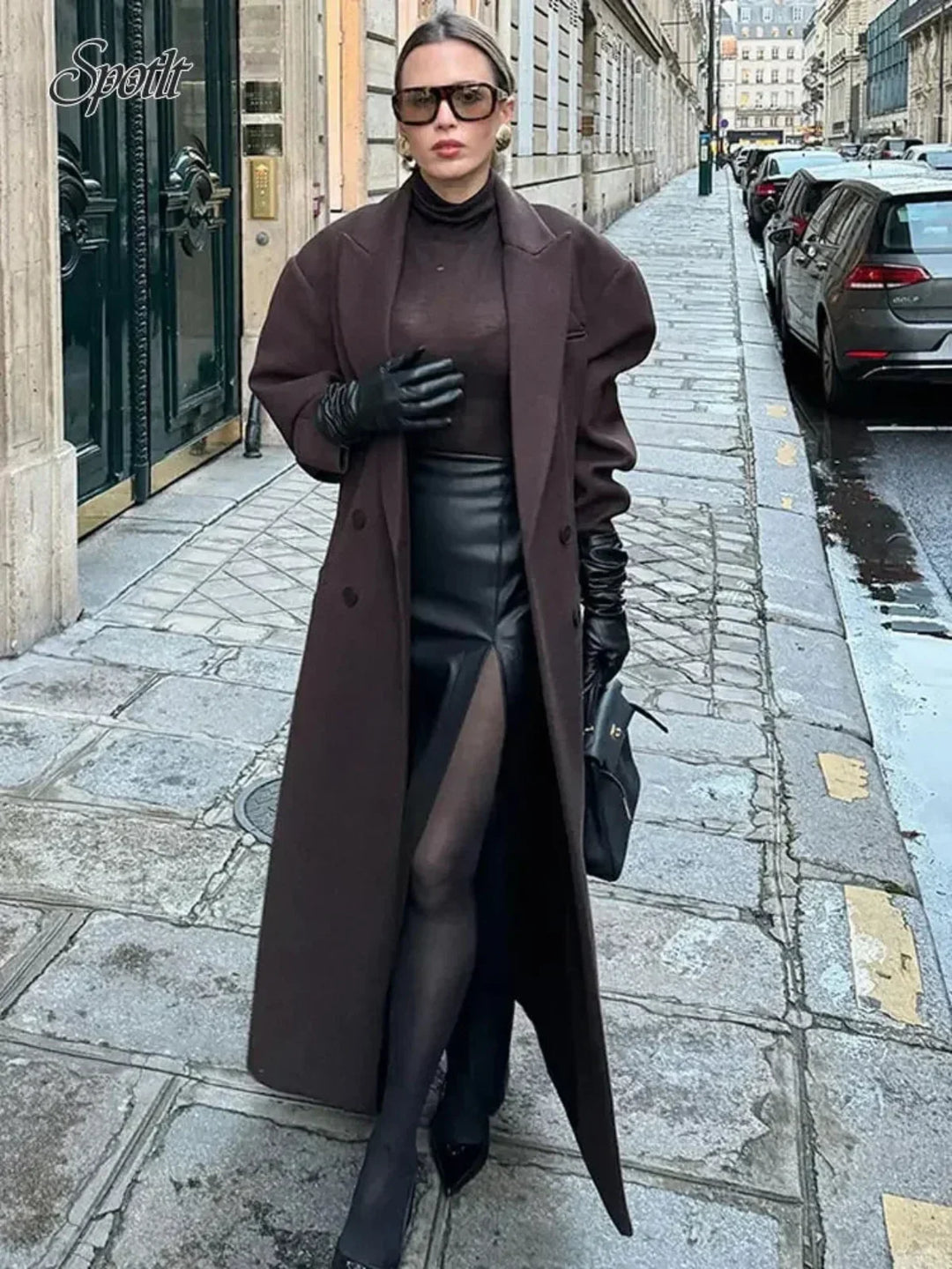 Klassischer, übergroßer Damen Trenchcoat, braun. Doppelreihiger, eleganter langer Mantel für Frauen.