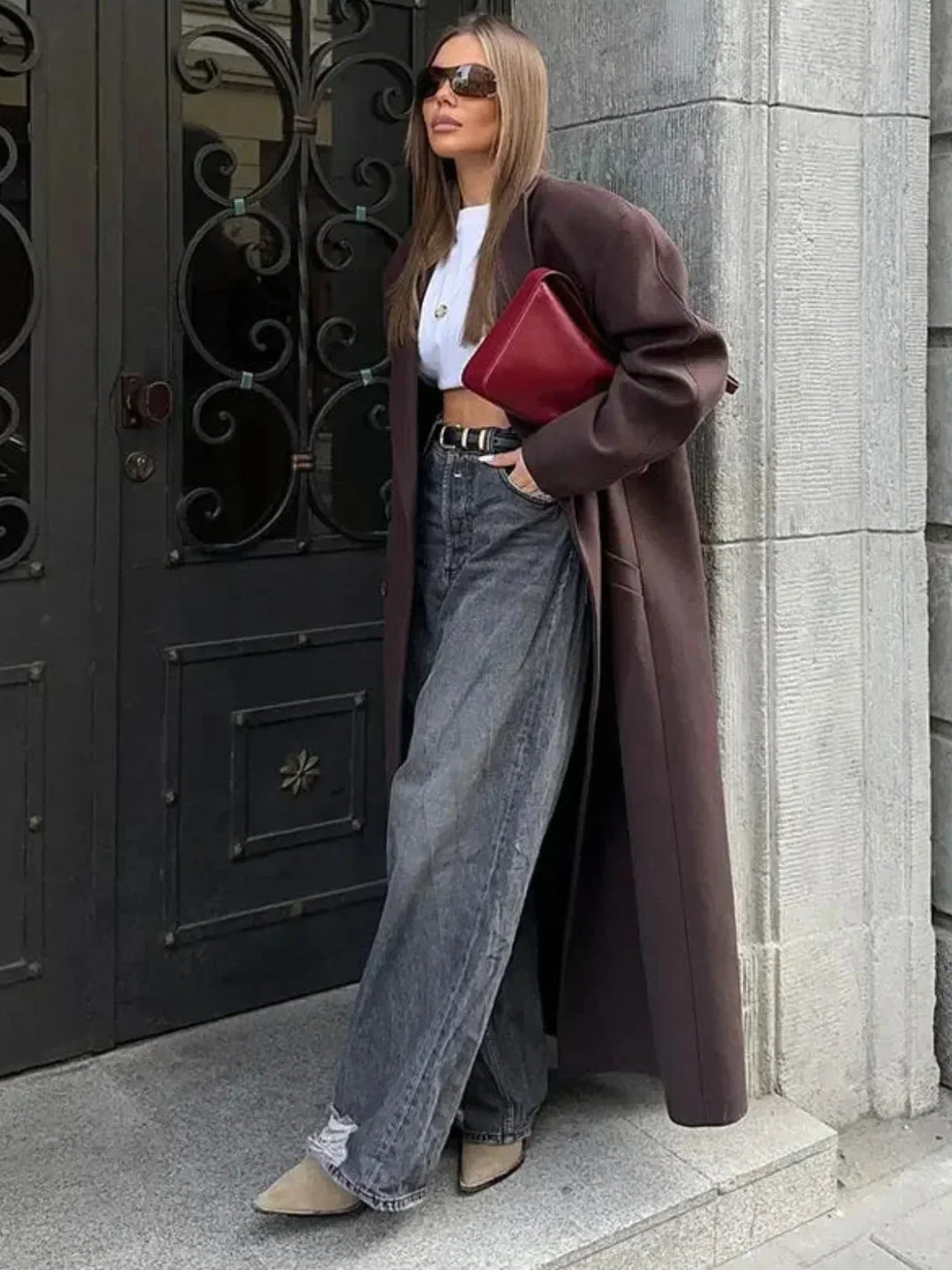 Detail des doppelreihigen Verschlusses am eleganten, braunen Damen Trenchcoat, übergroßer Schnitt.