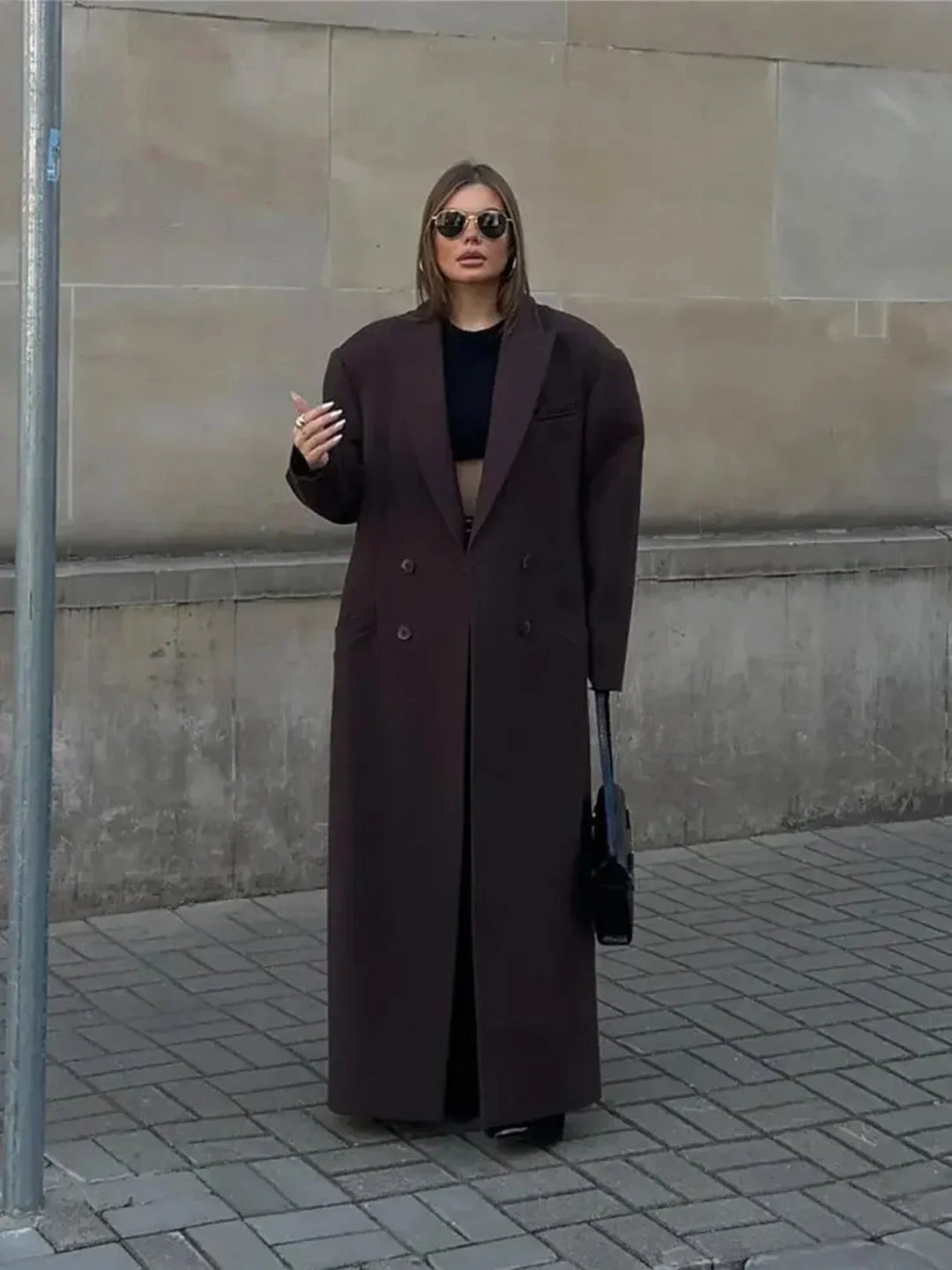 Stilvoller, übergroßer Damen Trenchcoat, braun. Doppelreihiger, eleganter langer Mantel für Herbst/Winter.