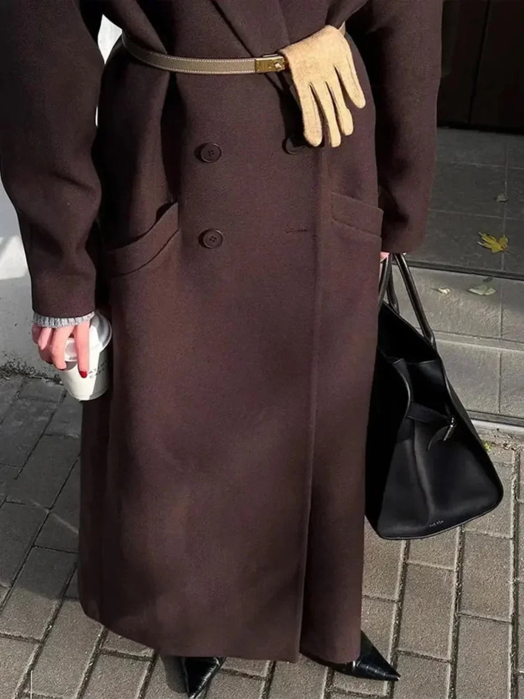 Zeitloser, brauner Damen Trenchcoat, doppelreihig und übergroß. Eleganter langer Mantel für Damenbekleidung.
