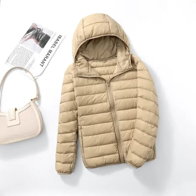 Robuster und leichter Damen Daunenmantel mit Kapuze, eine warme Winterjacke für Frauen.
