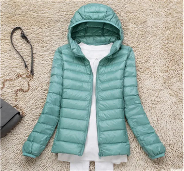 Schlanker Damen Daunenmantel mit Kapuze, ideal für Übergang und milden Winter.