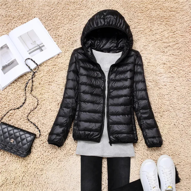 Zeitloser Damen Daunenmantel mit Kapuze, ein Must-have für die Wintergarderobe von Frauen.