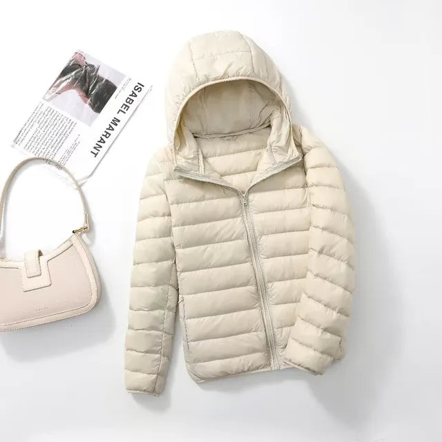 Warmer Damen Daunenmantel mit Kapuze, ideal als packbare Reisejacke für den Winter.