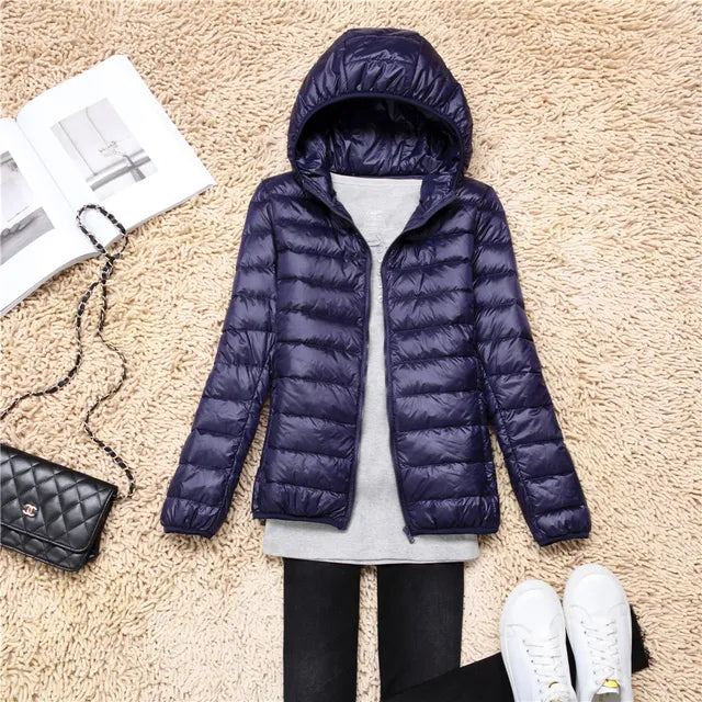 Packbarer Daunenmantel für Frauen, ultrakompakt und ideal für unterwegs im Winter.