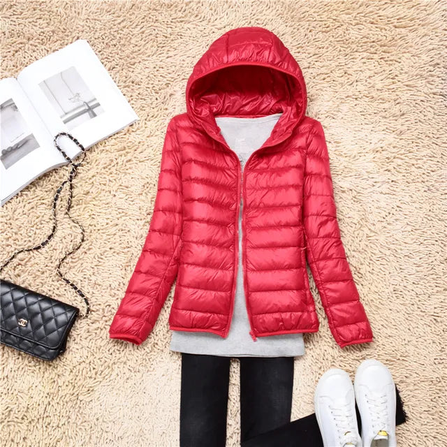 Moderner Damen Daunenmantel für den Winter, mit praktischer Kapuze und leichtem Design.