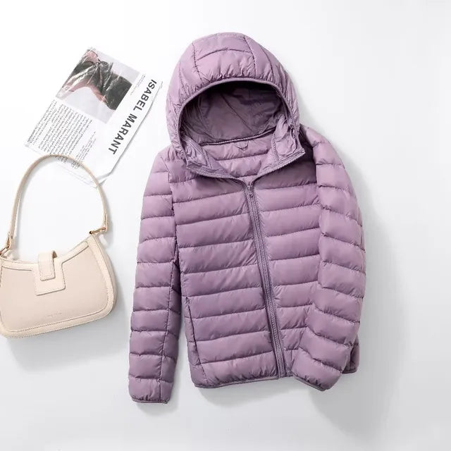 Atmungsaktiver Damen Kapuzen-Daunenmantel, perfekt für den urbanen Winter-Look.