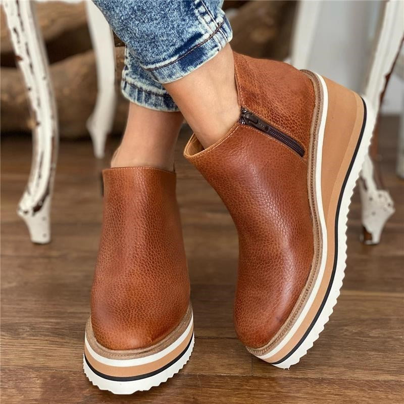 Seitliche Ansicht der stilvollen Damen Urban Booties, mit sauberer Verarbeitung und seitlichem Reißverschluss.