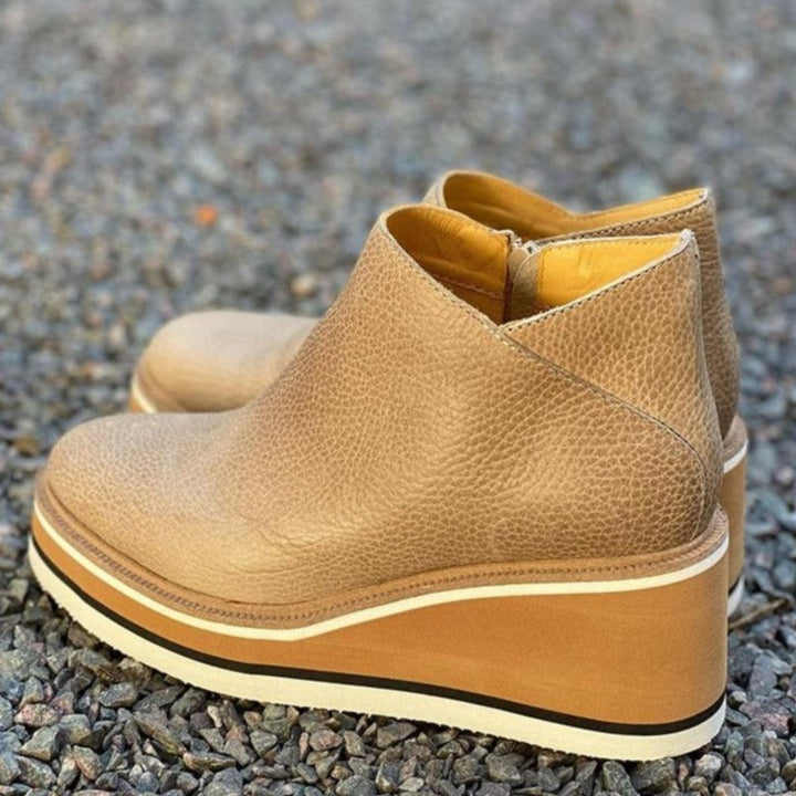 Frau trägt stilvolle Damen Urban Booties beim Spaziergang, modische Halbstiefel für die Stadt und Freizeit.