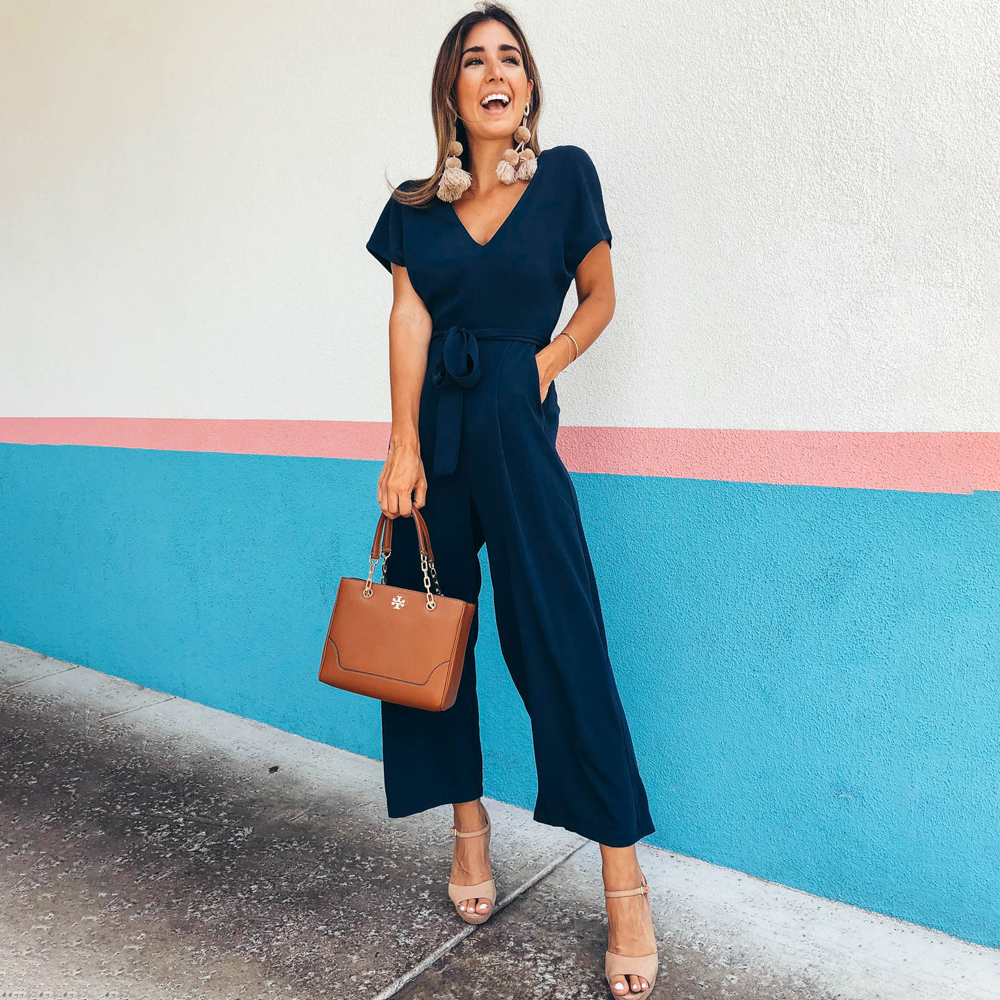 Eleganter Damen Culotte Jumpsuit mit V-Ausschnitt, lockerem Schnitt, ideal für Freizeit & Frühling.