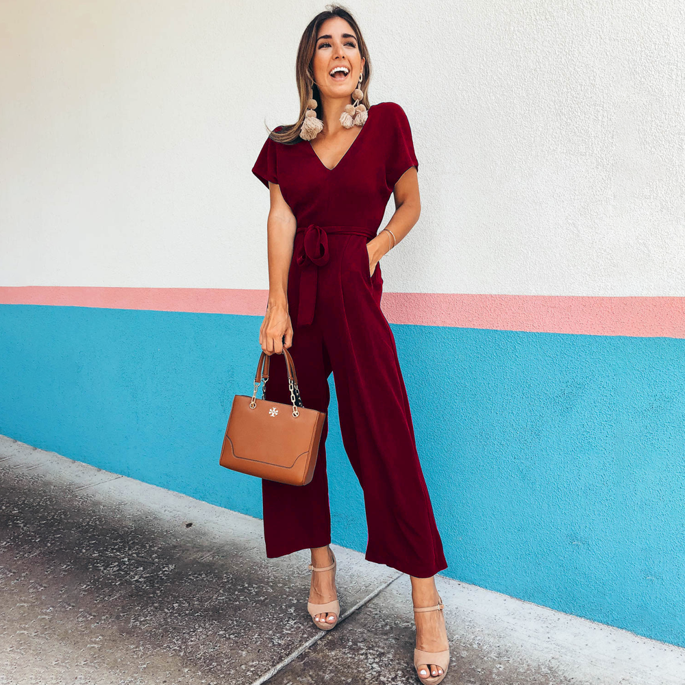 Bequemer Damen Jumpsuit mit V-Ausschnitt, lockerem Schnitt, Taschen. Modisch für Frühling & Sommer.