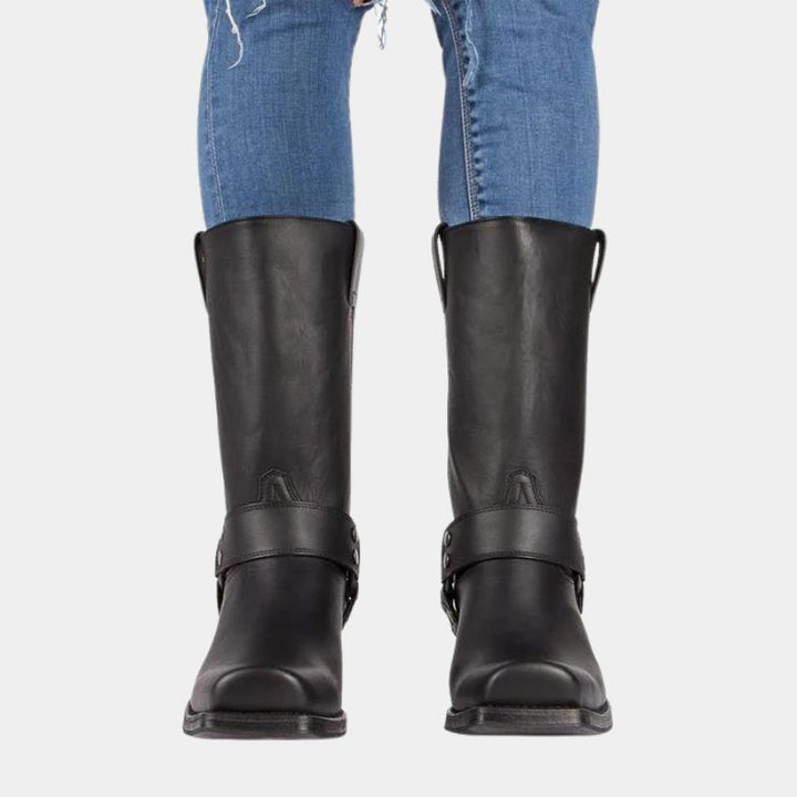 Nahaufnahme des eleganten, robusten Vintage Damen Cowboystiefels, zeigt feine Lederstruktur und detaillierte Western-Naht.
