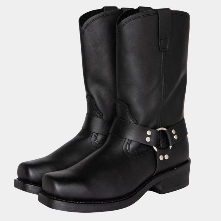 Frau trägt zeitlose Vintage Cowboystiefel in Braun, perfekt für einen eleganten, aber robusten Casual-Western-Look.