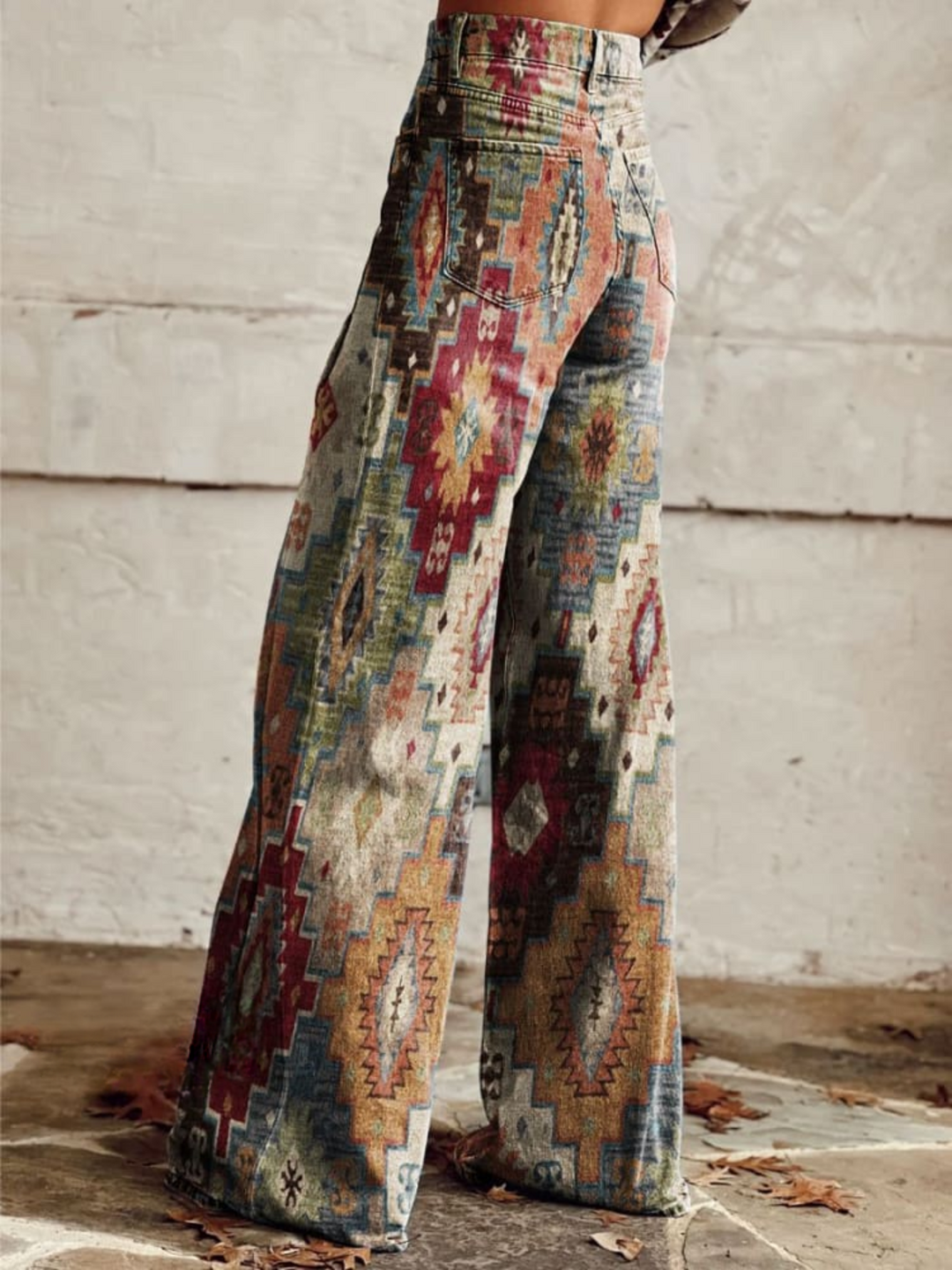 Komfortable Damen Hose mit weitem Bein und einzigartigem geometrischem Vintage Muster. Ideal für stilvolle Outfits.