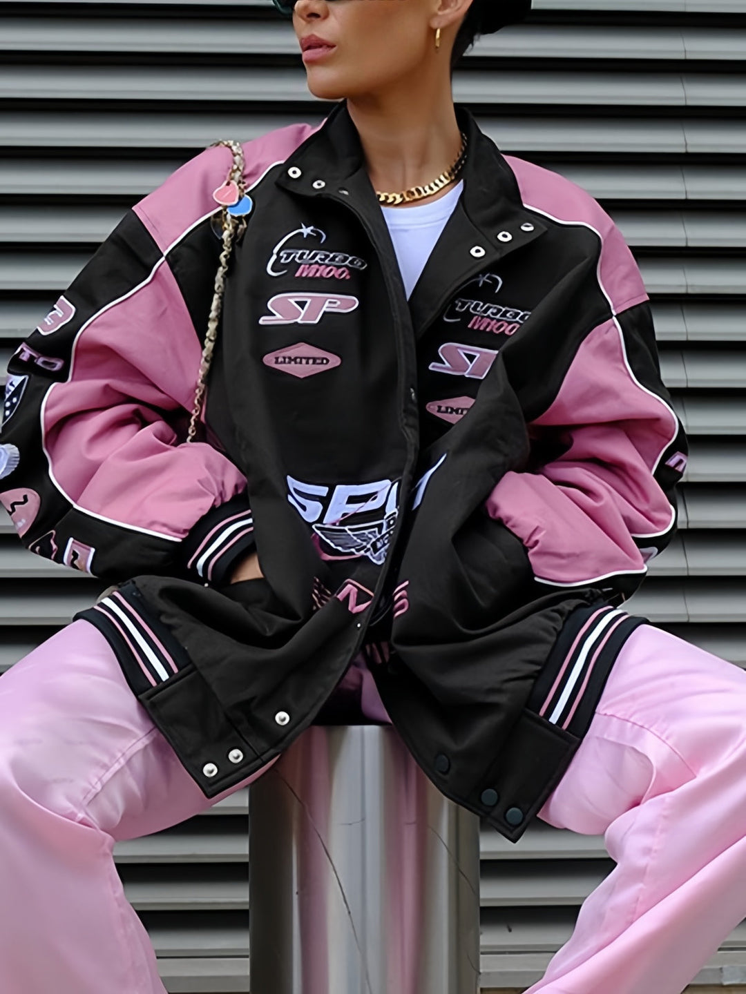 Damen Vintage Raglan Motorradjacke in Schwarz-Pink mit Slogan-Print. Stylisch für Streetwear & Festivalmode.