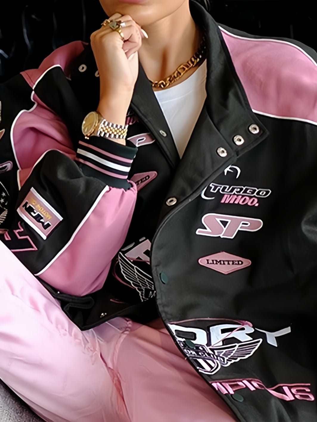 Stylische Damen Raglan Motorradjacke schwarz-pink mit Slogan-Print. Ideal für Punk-Stil & Freizeitjacke.