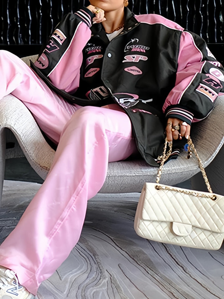 Vielseitige schwarz-pinke Vintage Damen Raglanjacke mit Slogan-Print. Perfekte Übergangs- & Festivaljacke.