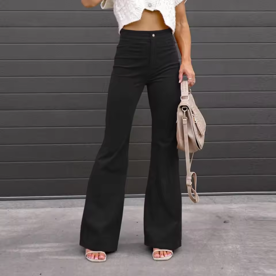 Rückenansicht der figurbetonten Damen Vintage Schlaghose mit hoher Taille, schmeichelhaft & stilvoll.