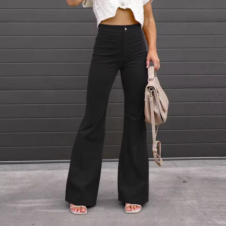 Rückenansicht der figurbetonten Damen Vintage Schlaghose mit hoher Taille, schmeichelhaft & stilvoll.