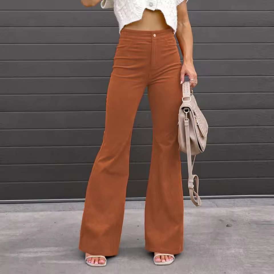 Nahaufnahme des weichen Stoffes der eleganten Damen Schlaghose High Waist Vintage, kurvenbetont und bequem.