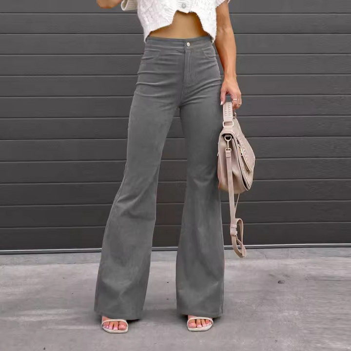 Elegante Damen Schlaghose High Waist im Vintage-Stil, passend für Business Casual Outfits und figurbetont.