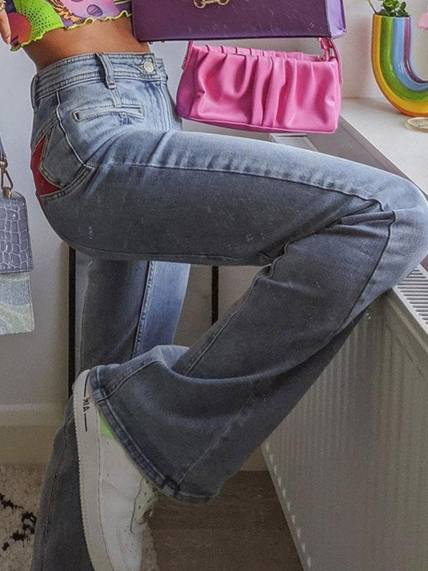 Bequeme Damen Flared Jeans mit schmeichelhaftem hohem Bund & einzigartigem Stern-Patch.