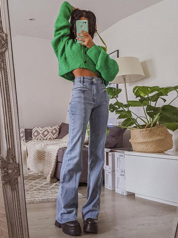 Angesagte Damen Schlagjeans im Vintage-Look mit Stern-Patch, hohem Bund; ideal für Streetwear.