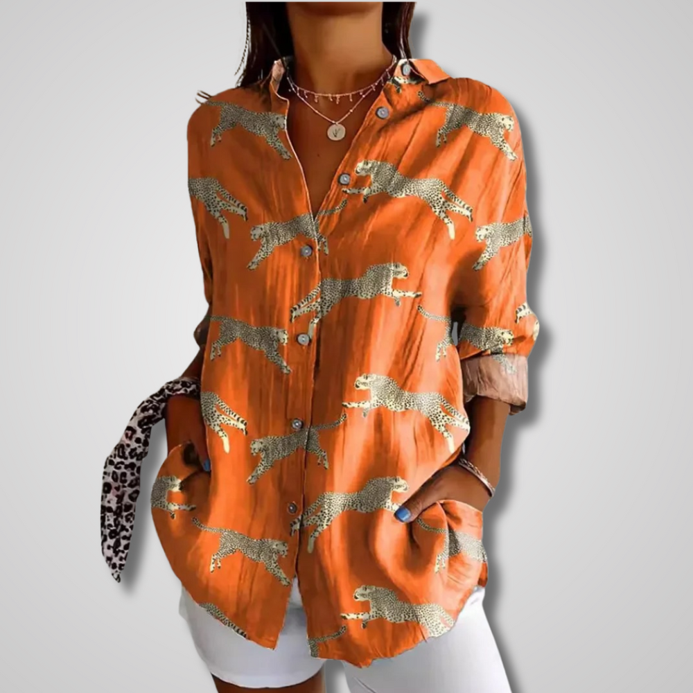Elegantes Damen Sommerhemd im Vintage-Stil, bunt gemustert, perfekt für lässige Strand-Looks & warme Freizeit.