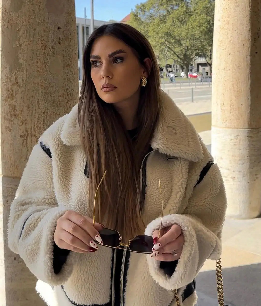 Warme Damen Shearling Winterjacke im Vintage-Stil mit Stehkragen und Knopfverschluss.