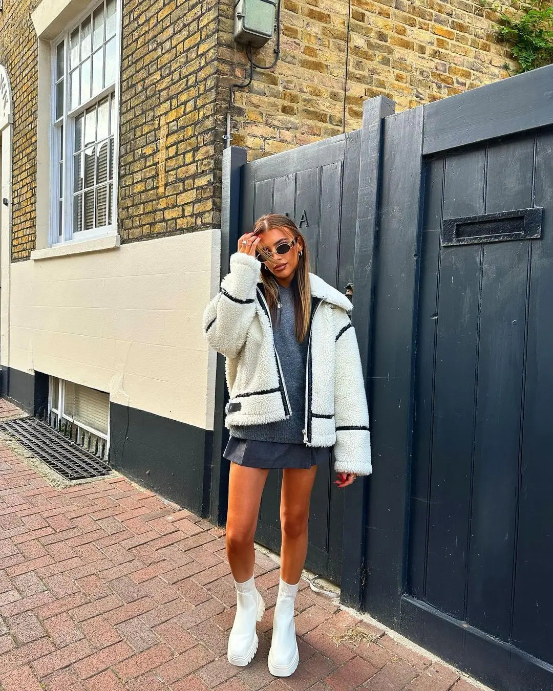 Damen Winterjacke im Retro-Look mit Stehkragen, Knopfverschluss und geräumigen Taschen.