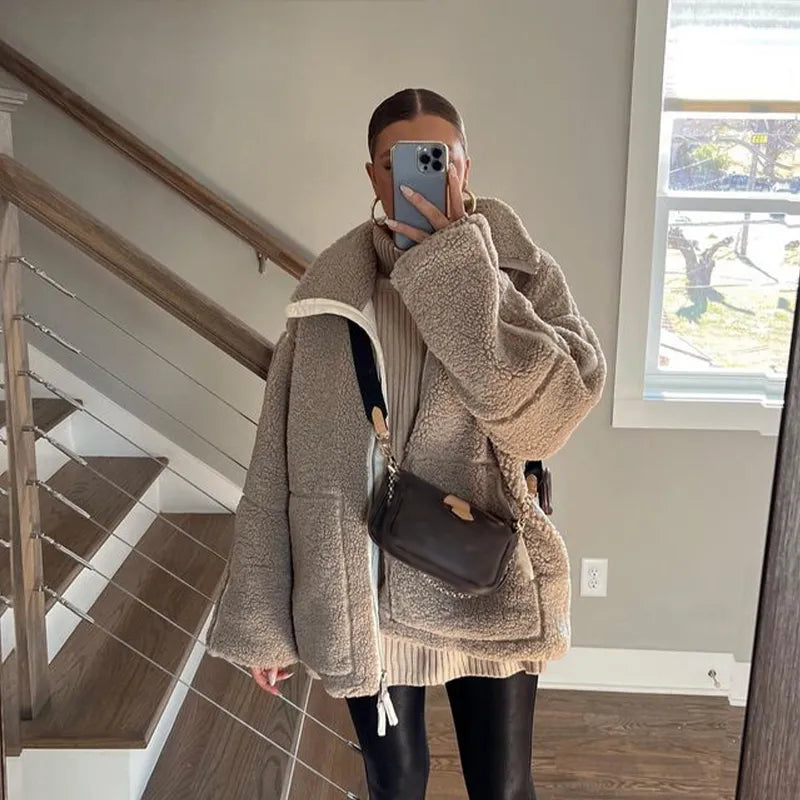 Kuschelige Damen Winterjacke mit Stehkragen, Vintage-Stil, bietet optimalen Kälteschutz.