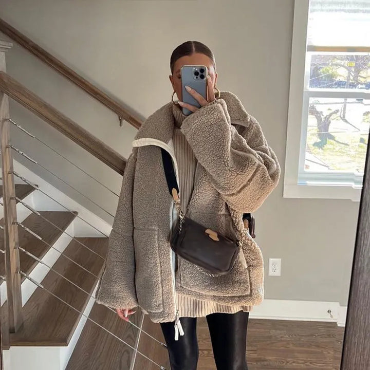 Kuschelige Damen Winterjacke mit Stehkragen, Vintage-Stil, bietet optimalen Kälteschutz.