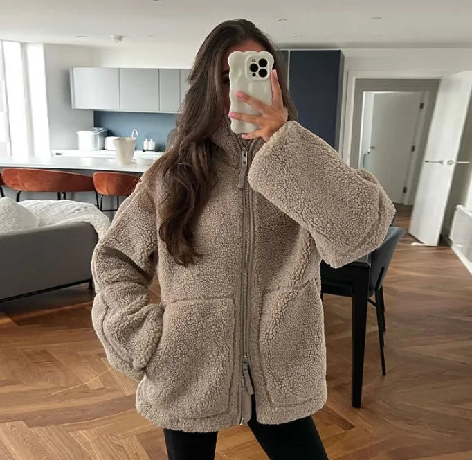 Warme Damen Winterjacke mit Stehkragen, zeitloses Vintage-Design, perfekt für kalte Wintertage.