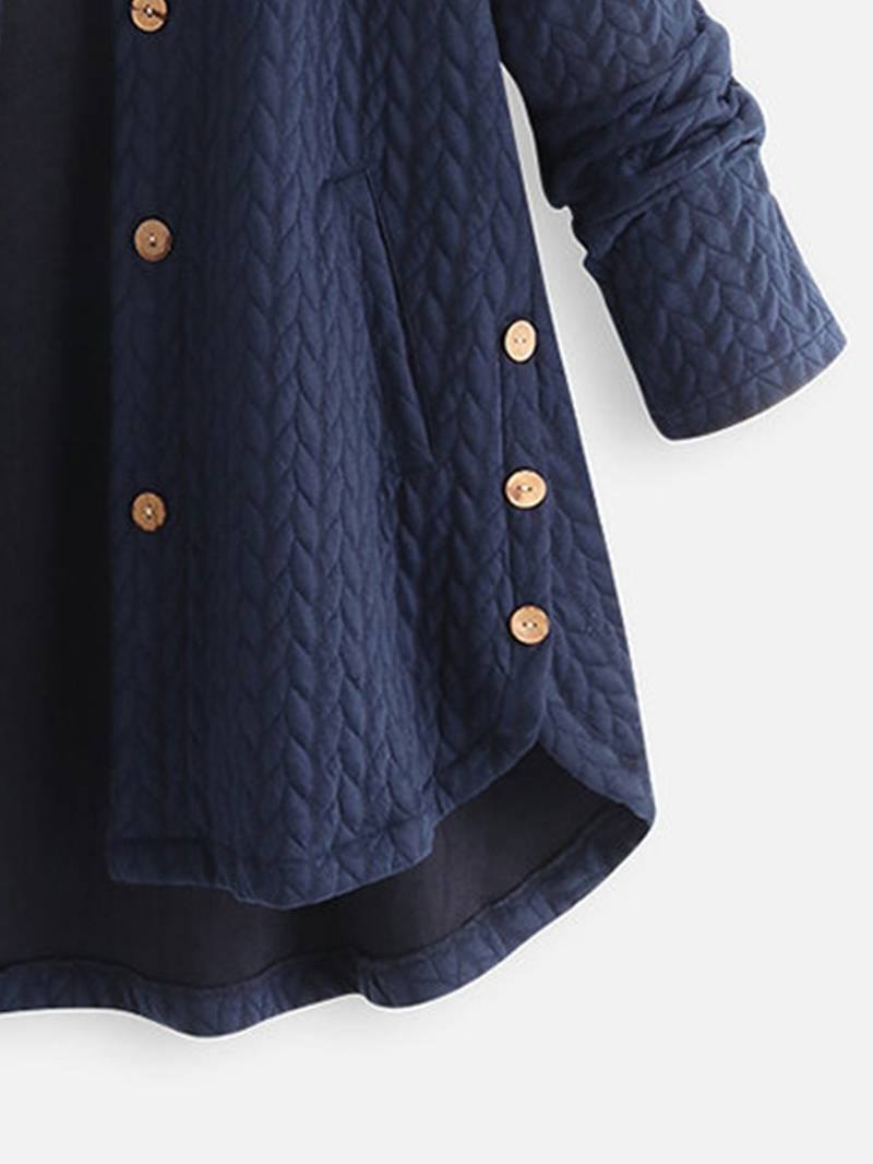 Detailaufnahme der stilvollen Knöpfe auf warmer Damen-Freizeitjacke, elegante Casual Mode.