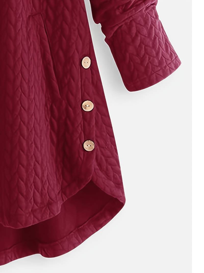 Seitliche Ansicht: Dame präsentiert modische Knopfjacke, warm & modern für Herbstmode.