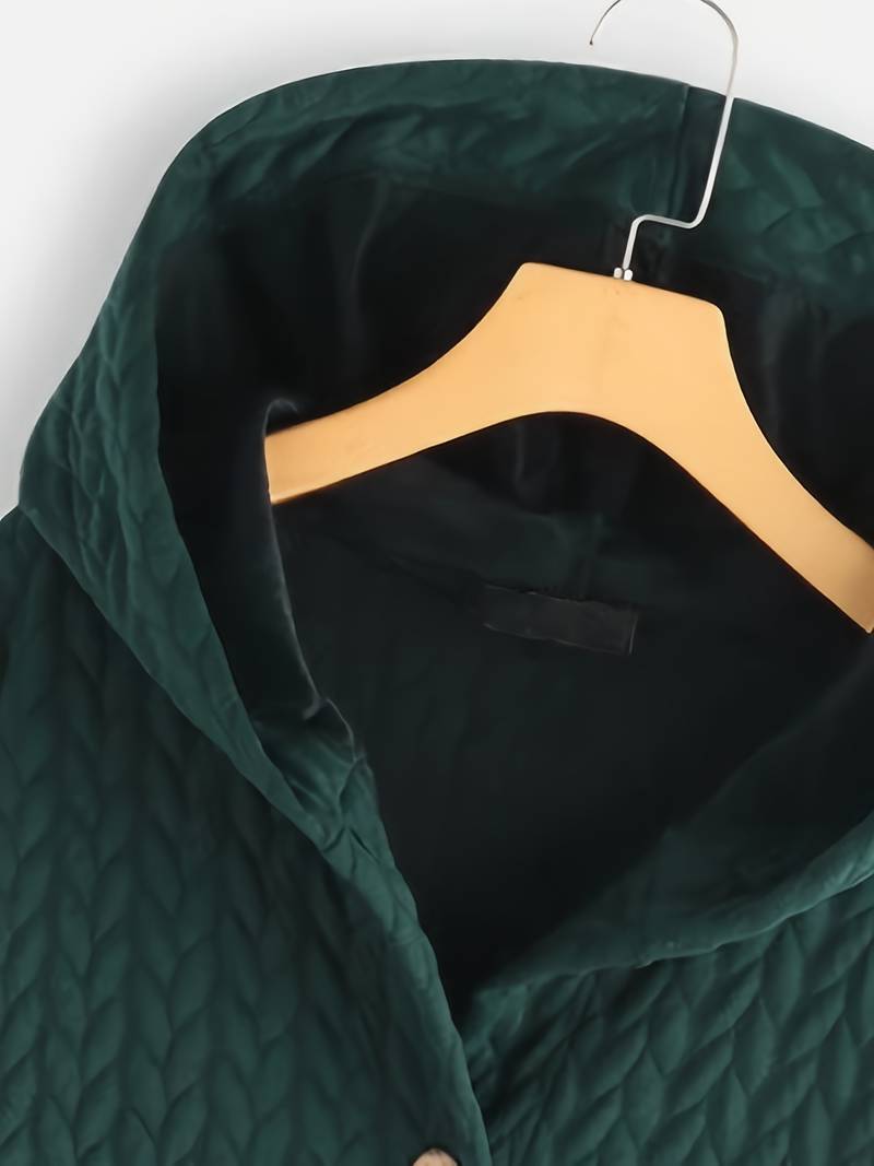 Ganze Figur: Dame trägt modische, warme Freizeitjacke mit Knöpfen, stilvolle Wintermode.