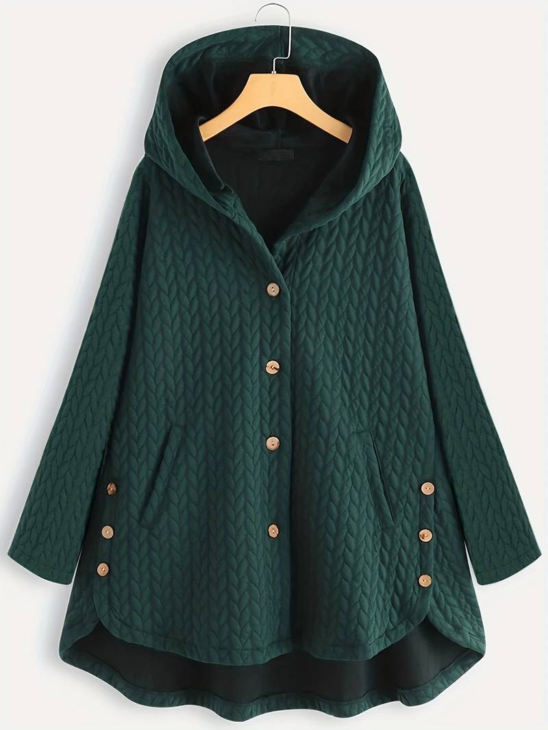 Dame mit warmer Damen-Freizeitjacke mit Knöpfen, perfekt für einen gemütlichen Herbsttag.