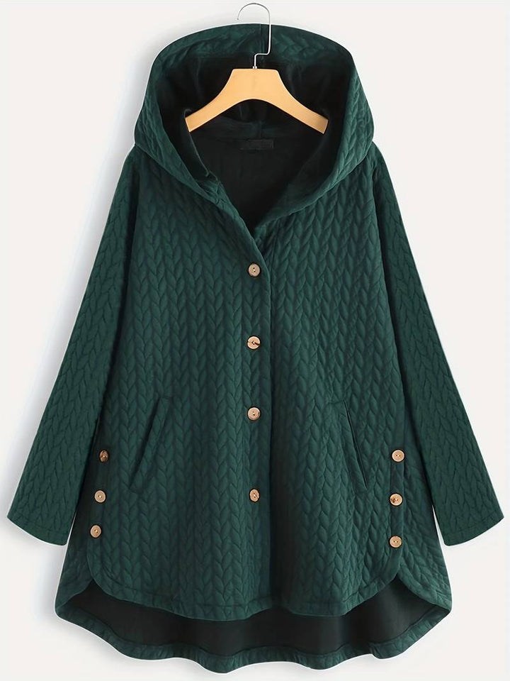Dame mit warmer Damen-Freizeitjacke mit Knöpfen, perfekt für einen gemütlichen Herbsttag.