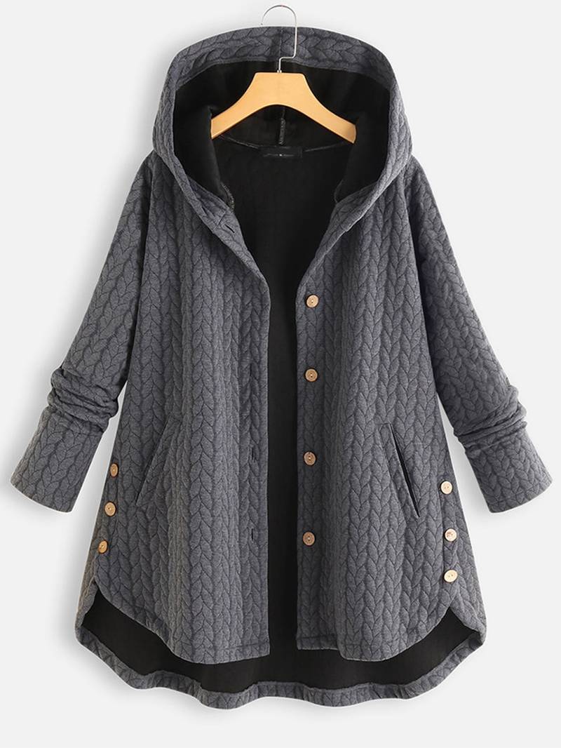 Eleganter Freizeit-Look mit warmer Damen-Freizeitjacke und Knöpfen, ideal für Übergang.