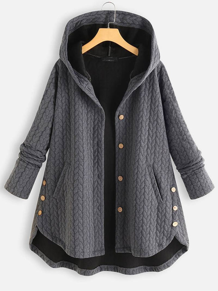 Eleganter Freizeit-Look mit warmer Damen-Freizeitjacke und Knöpfen, ideal für Übergang.