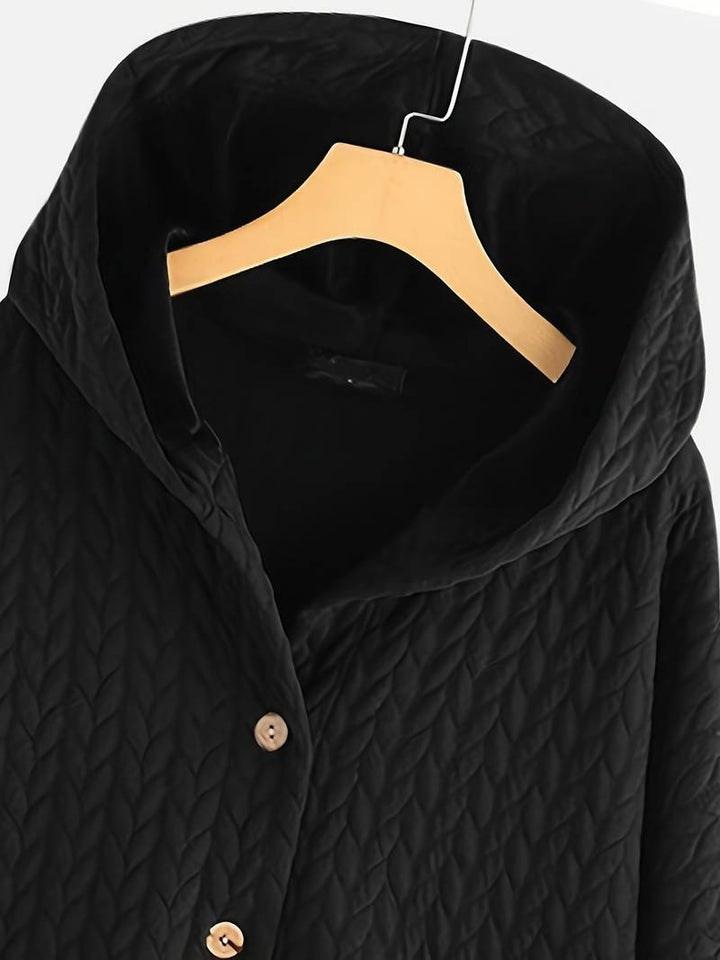Frau trägt stilvolle, warme Damen-Freizeitjacke mit Knöpfen in lässigem Herbst-Outfit.
