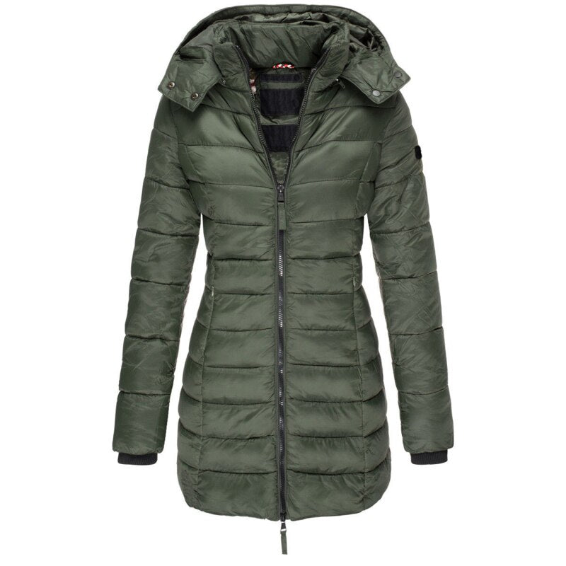 Leichte Damen Outdoor Jacke mit Kapuze. Warm und komfortabel, ideal als Übergangsjacke oder Winterjacke.
