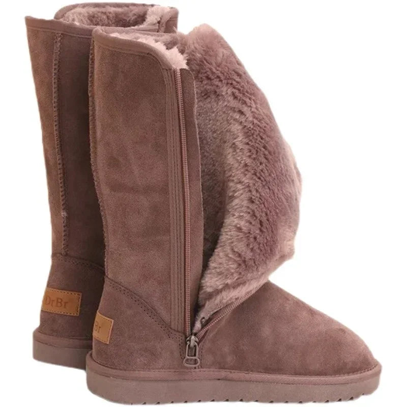 Komfortable, kniehohe Damen-Winterstiefel, wasserdicht und warm. Rutschfeste Sohle für sicheren Halt im Winter.