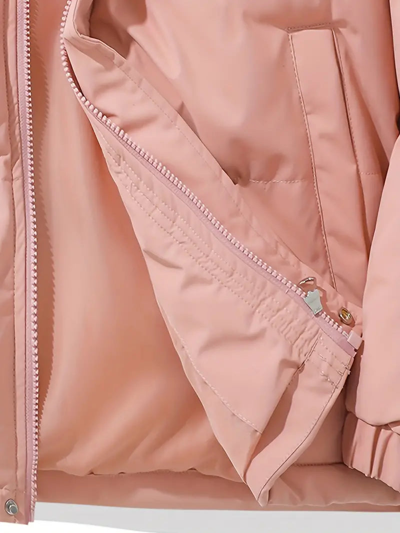 Model trägt warme, klassische Damen Winterjacke mit Kapuze im Freien, perfekt für kalte Tage.
